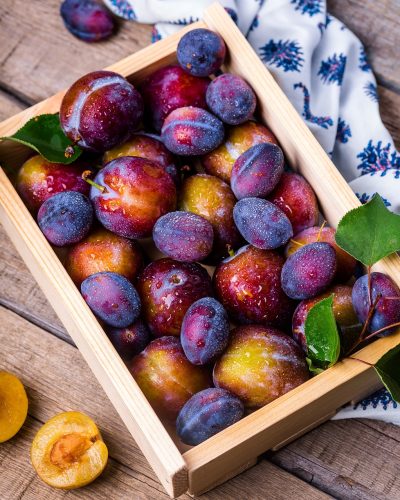 https://jenniferhuntnutrition.com/wp-content/uploads/2024/04/plums-1898196_1280-400x500.jpg